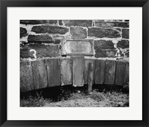 HORIZONTAL VIEW SHOWING KEYSTONE OF ARCH AND INSCRIBED STONE ABOVE - James River and Kanawha Canal Bridge, Ninth Street between