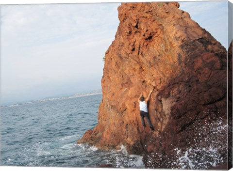 Deep Water Solo on a small rock at Point de l'Aiguille