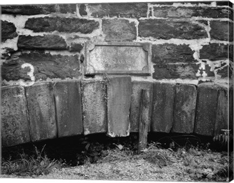 HORIZONTAL VIEW SHOWING KEYSTONE OF ARCH AND INSCRIBED STONE ABOVE - James River and Kanawha Canal Bridge, Ninth Street between